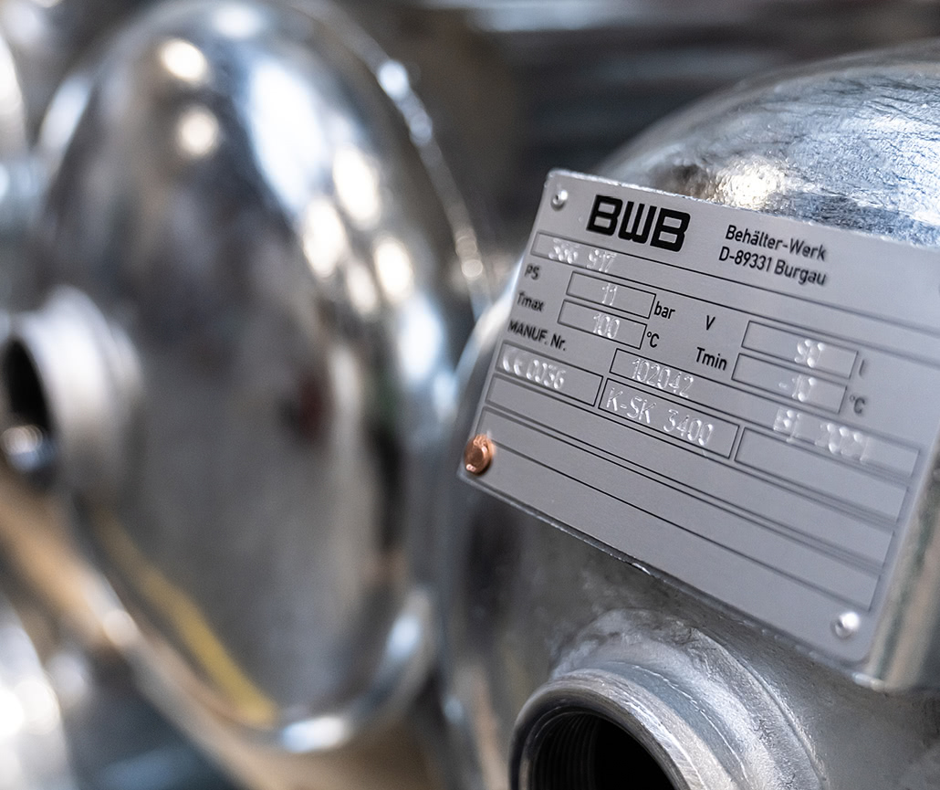 Druckluftbehälter und Ölabscheider mit Typenplakette von BWB