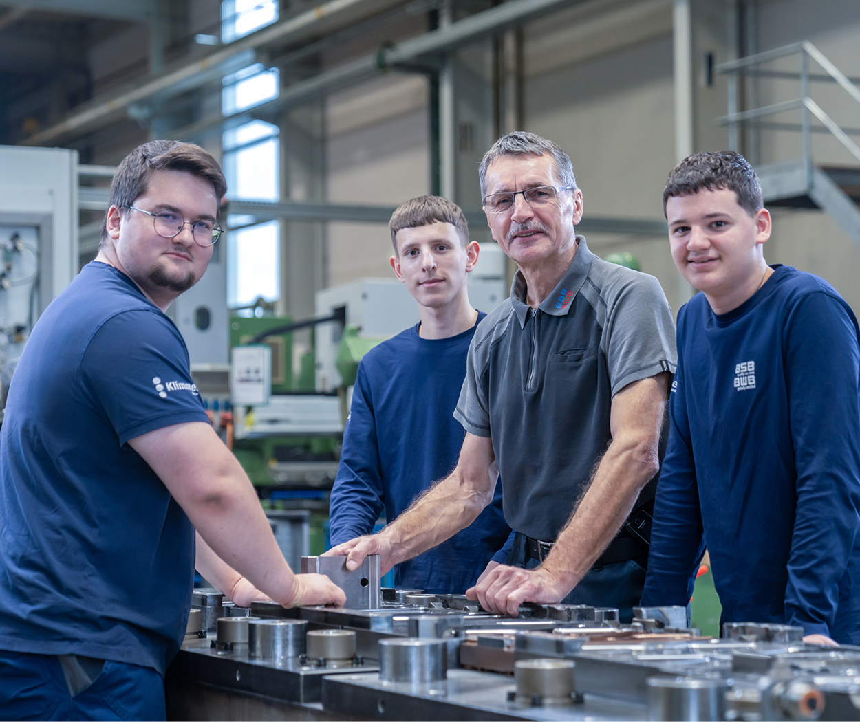 Lehrwerkstatt Azubis mit Ausbilder