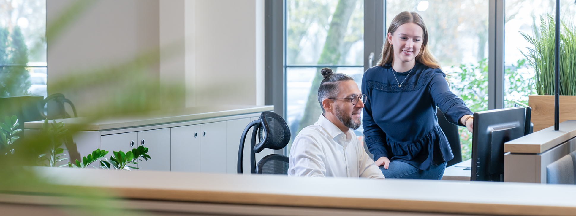 Büromitarbeiter am Arbeitsplatz