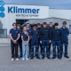 Azubis und dual Studierende vor dem Klimmer Gebäude