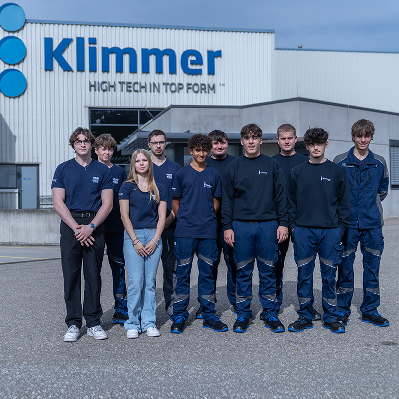 Azubis und dual Studierende vor dem Klimmer Gebäude