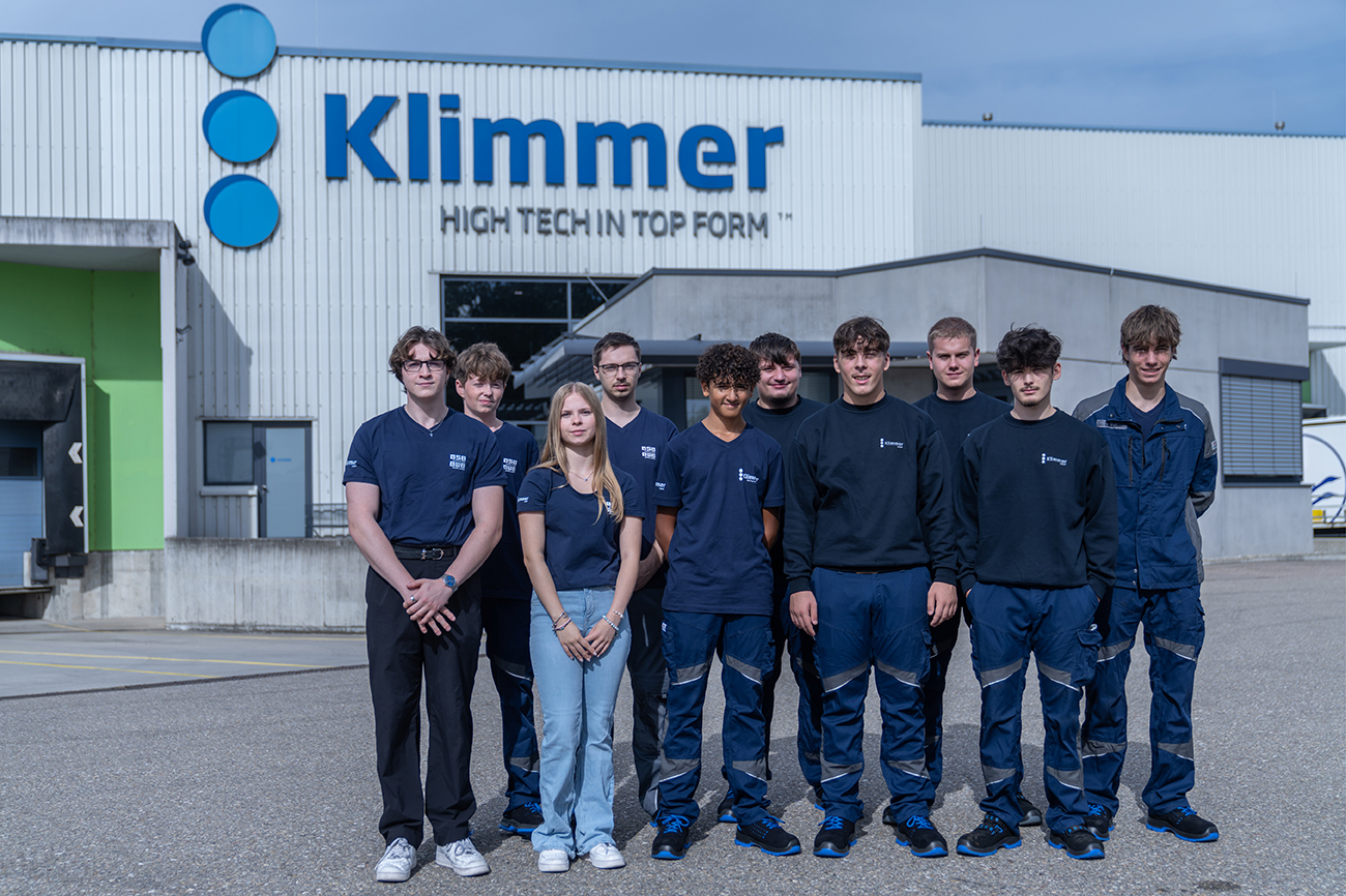 Azubis und Dual Studierende vor dem Klimmer-Gebäude